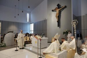 Biancavilla, Spartiviale in festa per la nuova chiesa del SS. Salvatore: e Padre Verzì ricorda Vera e Vincenza le parrocchiane morte di covid