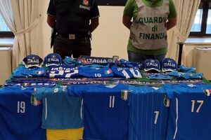 Catania, al fischio d’inizio di ‘Euro 2020” scatta maxi sequestro di magliette e gadget della Nazionale di calcio: un denunciato