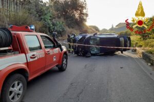 Catania, incidente tra due auto sullo Stradale Cardinale: in salvo i conducenti