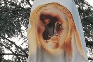 Tremestieri Etneo, sarebbero state 3 ‘teste vuote’ a imbrattare la statua della Madonna di Medjugorje: tutti minorenni