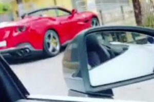 Napoli, boss ai domiciliari va alla Comunione del figlio con la Ferrari decapottabile