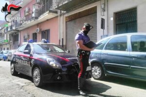 Catania, botte agli zii per ragioni economiche: 32enne arrestato in flagranza