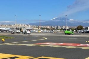 Etna, Fontanarossa torna operativo dopo la cenere di ieri: la pista è stata ripulita