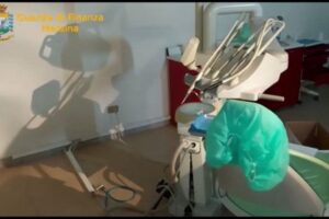 Panettiere messinese faceva il dentista da due anni: platea di clienti attratta dai prezzi bassi