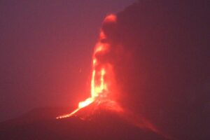 Etna, la fontana di lava dura 30 minuti: nella notte altro fenomeno parossistico