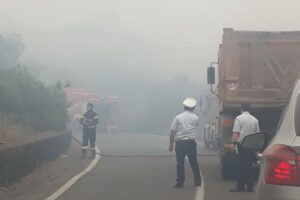 Paternò, in fiamme vasta area incolta lungo via Mongibello: fiamme lambiscono una cava