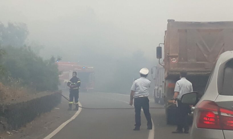 Paternò, in fiamme vasta area incolta lungo via Mongibello: fiamme lambiscono una cava