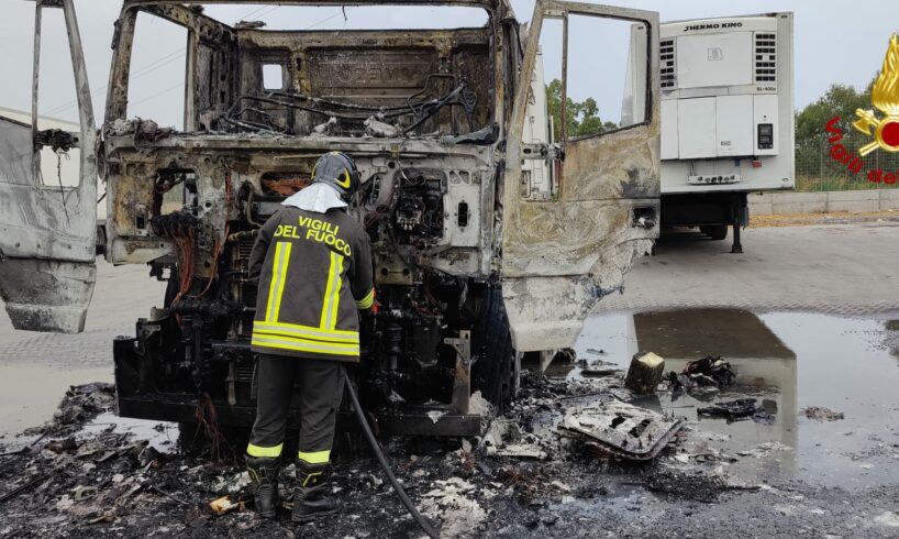 Catania, automotrice in fiamme sulla zona industriale: rogo spento dopo avere sganciato il rimorchio