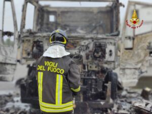 Catania, automotrice in fiamme sulla zona industriale: rogo spento dopo avere sganciato il rimorchio