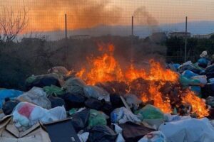 Belpasso, Caserta (M5S) dopo incendio di sterpaglie e rifiuti in c.da Vignale: “Amministrazione intervenga”