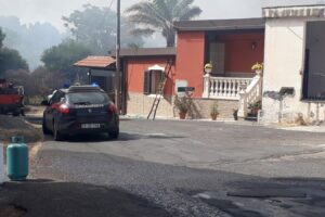 Paternò, un’altra area incolta prende fuoco: abitazioni evacuate in via Cesarea