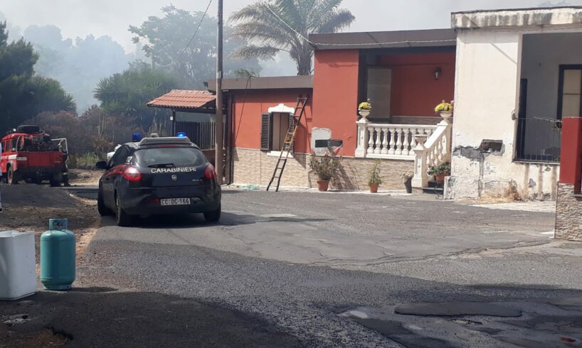 Paternò, un’altra area incolta prende fuoco: abitazioni evacuate in via Cesarea