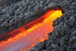 Etna, torna attiva la bocca effusiva a quota 3050 mt: flusso si dirige verso la Valle del Bove