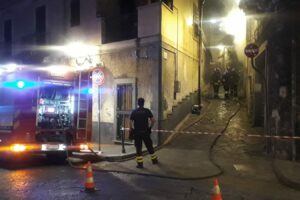 Paternò, incendio in un garage di via Nino Bixio: probabile corto circuito