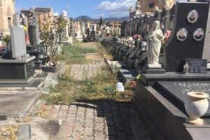 Adrano, al cimitero nuovo situazione indecorosa. Una lettrice: “Loculi mal tenuti e nessuno interviene”