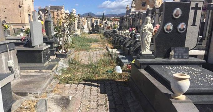 Adrano, al cimitero nuovo situazione indecorosa. Una lettrice: “Loculi mal tenuti e nessuno interviene”