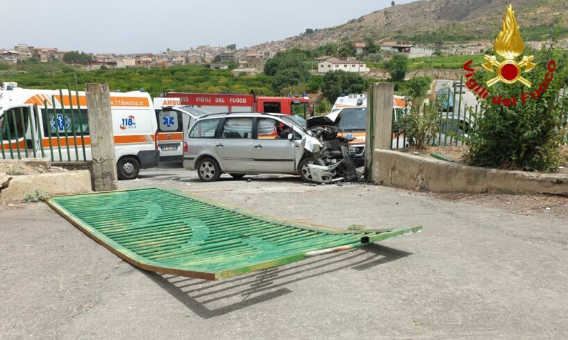 Incidenti nel Catanese: a Palagonia auto urta pilastro e fa saltare un cancello