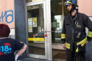 Paternò, uomo tenta di dar fuoco al Postamat di via Bellini: fermato dai Carabinieri