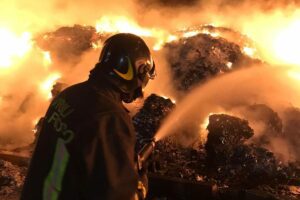 Grammichele, incendio in impianto smaltimento rifiuti: squadre dei Vigili del Fuoco al lavoro da ieri notte