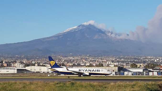 Etna, la cenere blocca l’aeroporto: in corso le operazioni di pulizia