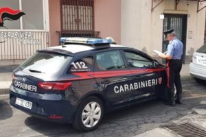 Acireale, si fa accompagnare in auto dalla vittima prima di rapinarla: 23enne arrestato