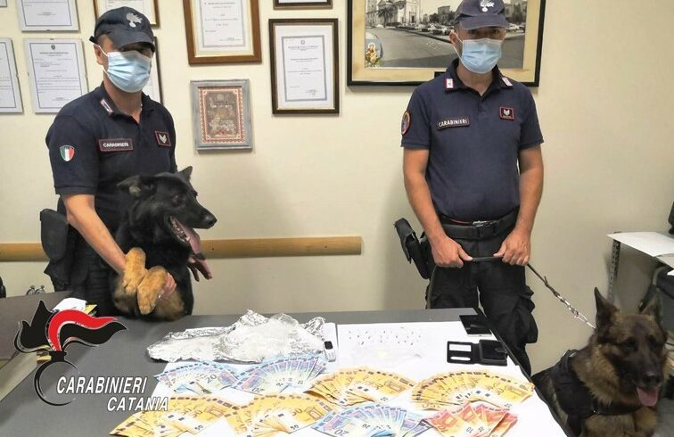 Mascali, per sfuggire ai controlli tenta di buttare la ‘coca’ nel water: arrestato 62enne di Giarre