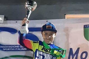 Adrano, il campioncino di motocross vince anche in notturna: Vincenzo Puleo festeggiato da parenti e tifosi