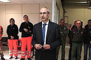 "E' evidente che il fenomeno delle ceneri vulcaniche su quest'area ha un aspetto contingente d'urgenza che è quello di dare le risposte oggi e come Protezione Civile lo stiamo facendo con la Regione Siciliana con lo stanziamento dei fondi che consentiranno ai Comuni di affrontare le spese fino a oggi sostenute".