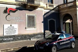 Catania, tenta con un complice di smontare un’auto rubata: nella fuga lascia il borsello con il documento