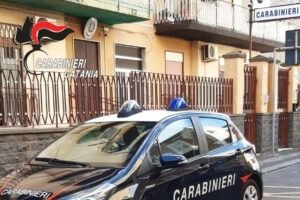 Catania, 21enne schiava della droga aggredisce il fratello per comprare la dose: denunciata