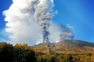 Etna, spettacolare emissione di cenere dal cratere di nord-est: nube vulcanica alta 6 mila metri