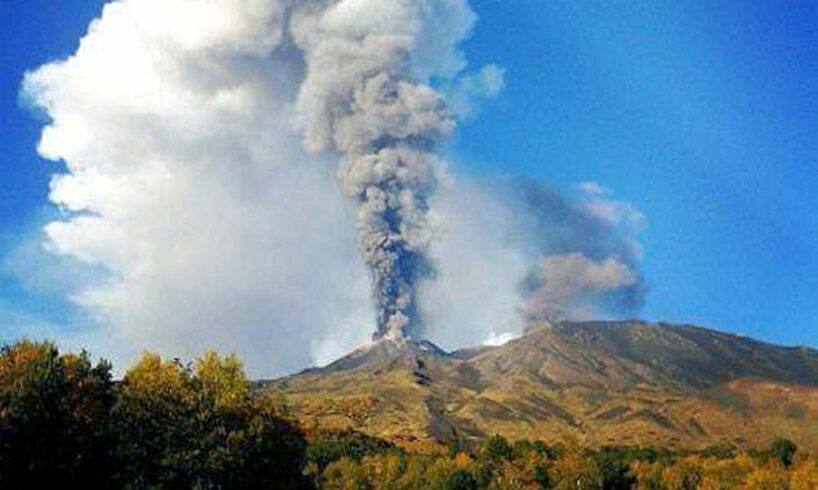 Etna, spettacolare emissione di cenere dal cratere di nord-est: nube vulcanica alta 6 mila metri