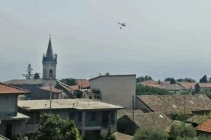 Ragalna, vasto incendio minaccia centro abitato: roghi in c.da Eredità e sciara Galifi