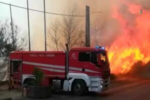 Enna, in Corso Sicilia incendio lambisce centro abitato: sul posto 8 squadre dei Vigili del Fuoco (VIDEO)