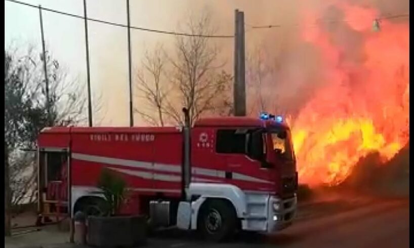 Enna, in Corso Sicilia incendio lambisce centro abitato: sul posto 8 squadre dei Vigili del Fuoco (VIDEO)