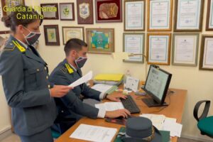 Catania, redigono falso testamento di anziana possidente per incassare eredità: 5 denunce, 1 mln sequestrato