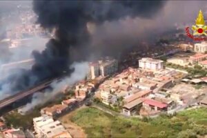 Catania sotto shock per gli incendi che hanno devastato molte zone: distrutto il lido ‘Le Capannine’