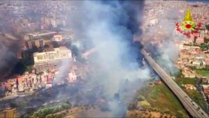 Catania sotto shock per gli incendi che hanno devastato molte zone: distrutto il lido ‘Le Capannine’