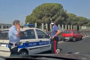 Belpasso, sulla SS 121 di Valcorrente auto sbatte contro guard-rail ma il conducente non si trova