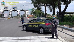 Giarre, nel cimitero oltre 50 kg di marijuana nascosta anche nei loculi: 2 persone arrestate