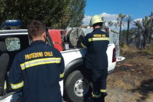 Incendi, in Sicilia squadre della Protezione Civile da tutta Italia: stamattina vertice a Catania