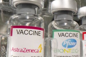 Covid, mix di vaccini AZ e Pfizer immunizza 6 volte di più: studio della Corea del Sud