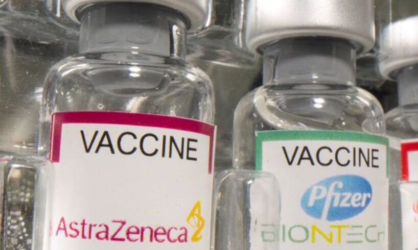 Covid, mix di vaccini AZ e Pfizer immunizza 6 volte di più: studio della Corea del Sud