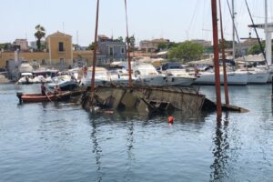 Catania, relitto di 20 metri ripescato nei fondali del porto di Ognina. Falcone: “Avanti a difesa dell’ambiente” (VIDEO)