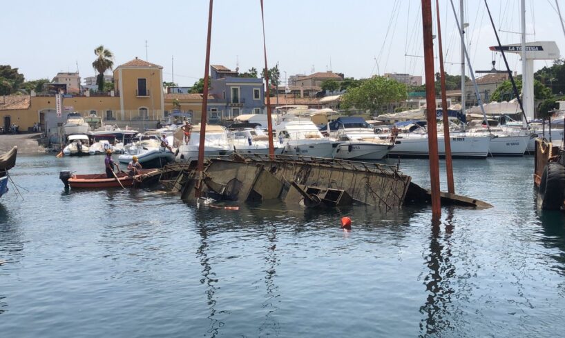 Catania, relitto di 20 metri ripescato nei fondali del porto di Ognina. Falcone: “Avanti a difesa dell’ambiente” (VIDEO)