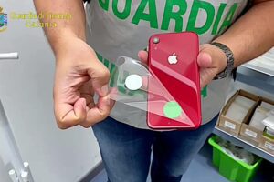 Catania, operazione ‘Mela marcia’: sequestrati oltre 2 mila prodotti Apple in negozio di telefonia. Denunciati due imprenditori (VIDEO)