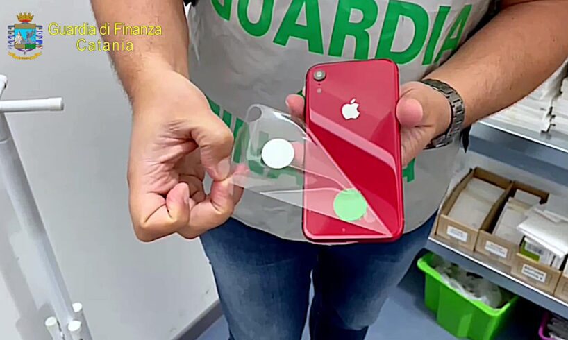 Catania, operazione ‘Mela marcia’: sequestrati oltre 2 mila prodotti Apple in negozio di telefonia. Denunciati due imprenditori (VIDEO)