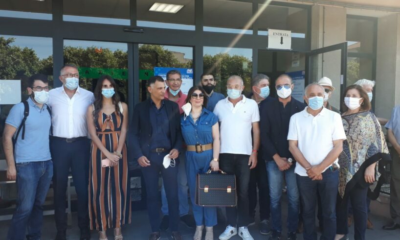 Paternò, flash-mob di Pd e M5S in ospedale per far tornare i medici al Pronto Soccorso: “L’Asp emetta bando per posti vacanti”