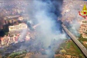 Incendi, Regione dichiara stato di emergenza nell’Isola: alte temperature previste destano preoccupazione