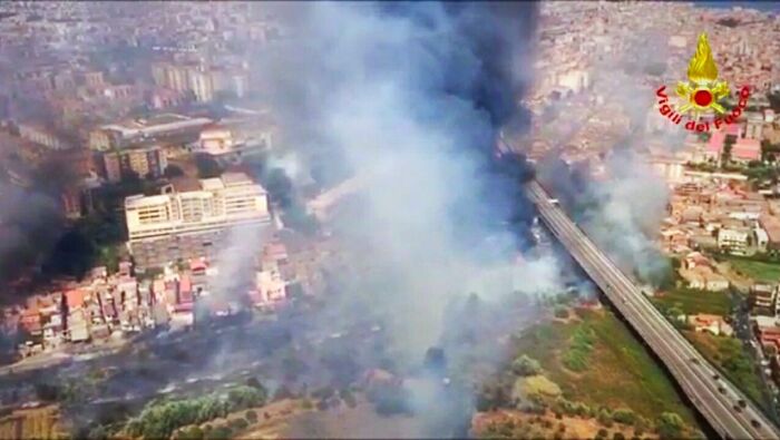 Incendi, Regione dichiara stato di emergenza nell’Isola: alte temperature previste destano preoccupazione